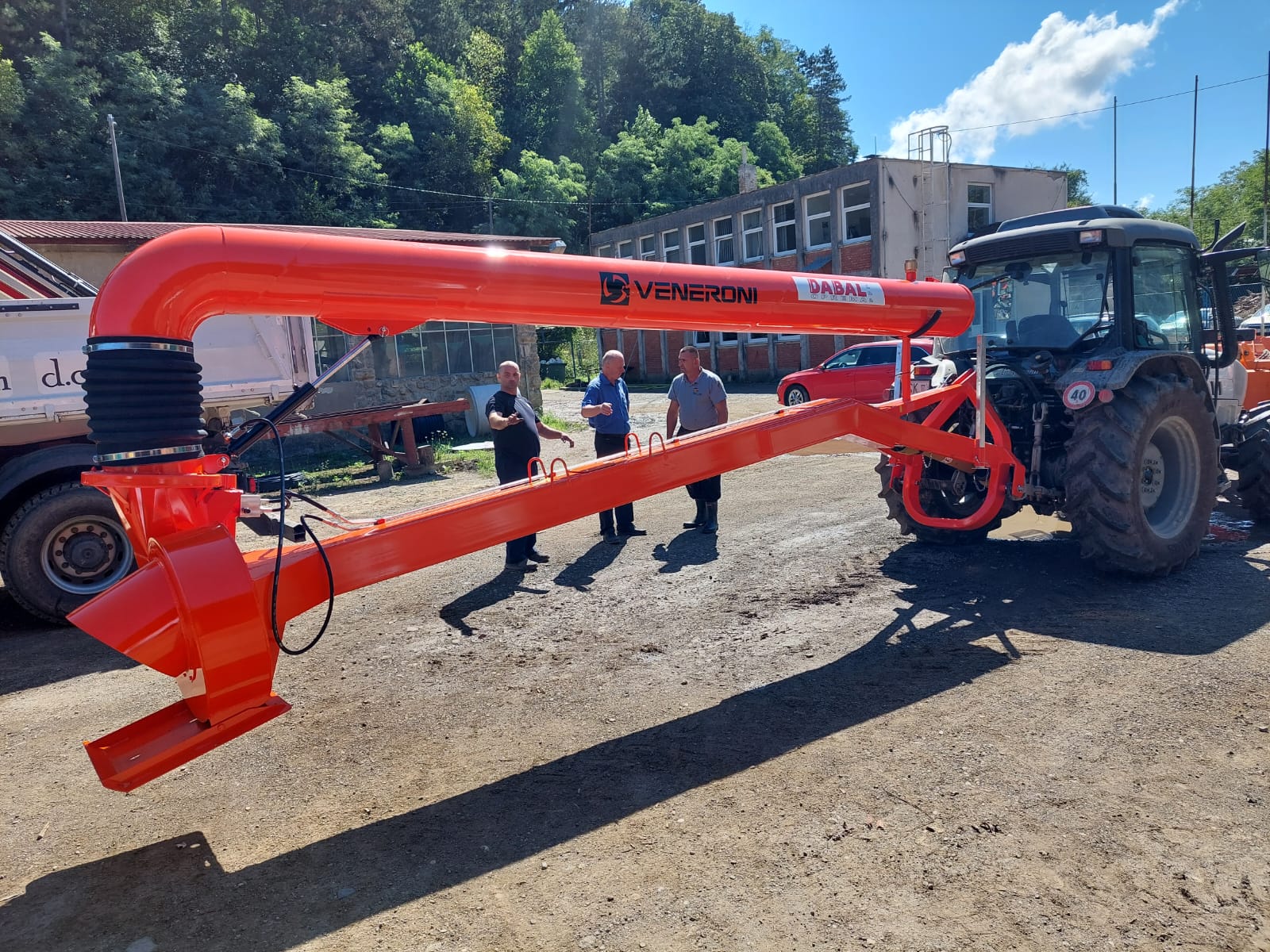 Fond donirao pumpu Dobrovoljnom vatrogasnom društvu Dvor