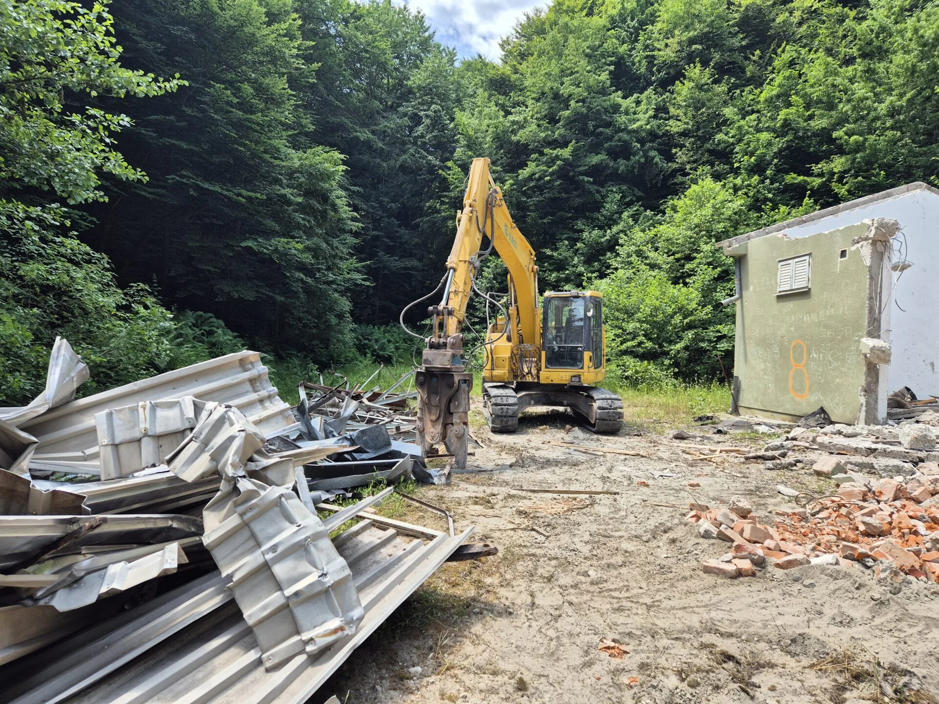 Započelo uklanjanje objekata na lokaciji Centra u osnivanju